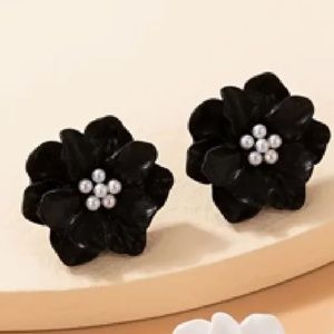 Camellia Earrings, 2 color : White & Black